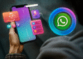 دائرة زرقاء ميتا على واتساب - نص بديل: شخص يحمل هاتفًا محمولًا بواجهة رقمية عائمة وشعار واتساب مع دائرة زرقاء، يرمز إلى التحقق أو الحالة الخاصة في تطبيق المراسلة ميتا واتساب.