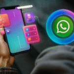 Meta Círculo azul en WhatsApp - Alt text: Persona sosteniendo un teléfono móvil con interfaz digital flotante y logo de WhatsApp con círculo azul, simbolizando la verificación o estado especial en la app de mensajería Meta WhatsApp.