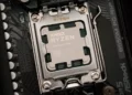 PBO su CPU AMD - Testo alternativo: Immagine ravvicinata di una CPU AMD Ryzen 7 7700 installata su una scheda madre ASRock B650M PG Lightning, che evidenzia il socket della CPU e i componenti circostanti.