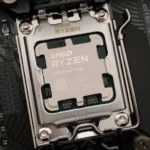 PBO en CPU AMD - Alt text: Close-up image of an AMD Ryzen 7 7700 CPU installed on an ASRock B650M PG Lightning motherboard, highlighting the CPU socket and surrounding components.