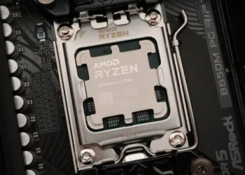PBO su CPU AMD - Testo alternativo: Immagine ravvicinata di una CPU AMD Ryzen 7 7700 installata su una scheda madre ASRock B650M PG Lightning, che evidenzia il socket della CPU e i componenti circostanti.