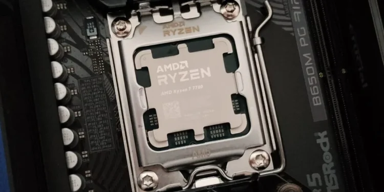 AMD CPU의 PBO - 대체 텍스트: ASRock B650M PG Lightning 마더보드에 설치된 AMD Ryzen 7 7700 CPU의 클로즈업 이미지. CPU 소켓과 주변 구성 요소를 강조 표시했습니다.