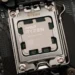 AMD CPU의 PBO - 대체 텍스트: ASRock B650M PG Lightning 마더보드에 설치된 AMD Ryzen 7 7700 CPU의 클로즈업 이미지. CPU 소켓과 주변 구성 요소를 강조 표시했습니다.