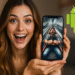 ¿Tu móvil Android va lento? ⚡ Activa esto y olvida la lentitud ¡Hoy! 32 ¿Tu móvil Android va lento? 3 trucos secretos para acelerarlo ya - Alt text: Mujer emocionada mostrando un móvil con una imagen de un hombre en una montaña rusa en movimiento rápido, junto al logo de Android, ilustrando trucos secretos para acelerar un móvil Android lento.