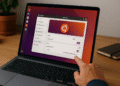 Configuraciones de Ubuntu que mejoran tu experiencia - Usuario ajusta las configuraciones de Ubuntu en un portátil: apariencia, modo oscuro y dock, para mejorar la experiencia de uso.