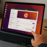 Configuraciones de Ubuntu que mejoran tu experiencia - Usuario ajusta las configuraciones de Ubuntu en un portátil: apariencia, modo oscuro y dock, para mejorar la experiencia de uso.