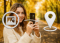 EXIF 데이터 - 여성이 휴대전화를 사용하여 EXIF 데이터가 포함된 사진의 GPS 위치를 보여줍니다. 이미지 아이콘과 지도 핀은 한 번의 클릭으로 위치를 찾는 방법을 보여줍니다.