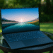 Studenten-Laptops 2025: 7 Modelle heute im Test ⚡️ 16 Studenten-Laptop 2025: Leichter und dünner Laptop mit nahezu randlosem Display auf einem Outdoor-Tisch, ideal für Unterricht und Hausaufgaben.
