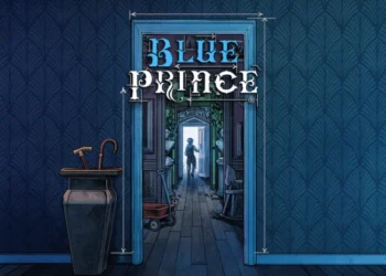 Ulasan Blue Prince - Seni Promosi Blue Prince: Pintu biru terbuka ke lorong rumah besar, penjelajah di latar belakang; Ulasan Permainan: Rancang ruangan ke-46 dan menangkan rumah besar.