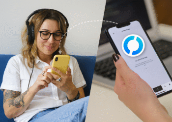 RustDesk steuert jedes Mobiltelefon in zwei Schritten: Eine Person mit einem Headset verbindet ihr Telefon mit einem anderen Smartphone, um Fernunterstützung und -steuerung zu erhalten.