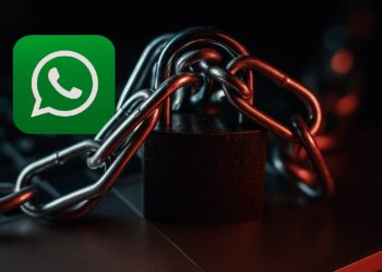 WhatsApp 和安全：带有锁和链条的 WhatsApp 图标象征着消息应用程序中的加密和消息隐私。