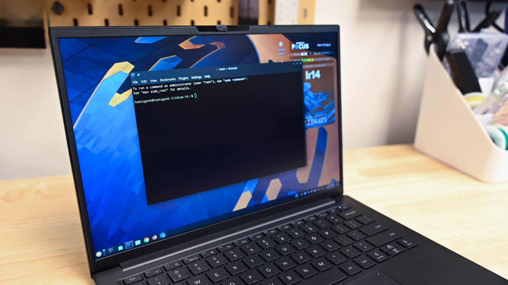 خادم بدون رأس: تعزيز الأداء بثلاث خطوات، لا حاجة إلى شاشة 🚀 16 Laptop con una distribución Linux mostrando la terminal Konsole en el escritorio KDE, ilustrando 15 comandos de Linux "inútiles" que todos deberían conocer.