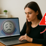 Cómo detectar qué ralentiza Windows en tu PC - Mujer usando un portátil con señal de alerta, investigando cómo detectar qué ralentiza Windows en su PC para solucionar la lentitud y optimizar el rendimiento.