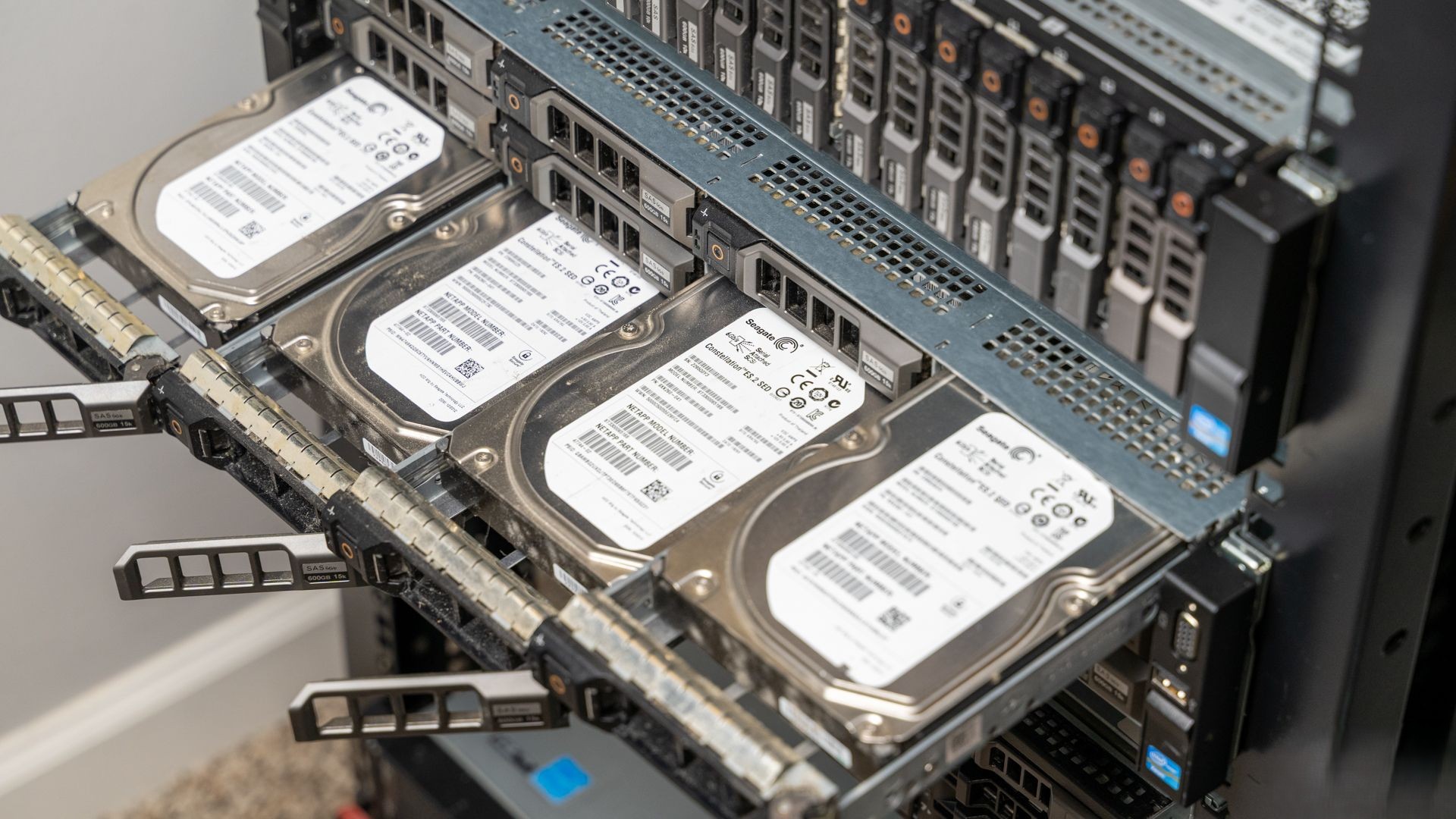 ヘッドレスサーバー:3ステップでパフォーマンスを向上、モニター不要 🚀 21 Chasis de servidor en rack con bandejas hot-swap y varios HDD, perfecto para laboratorio casero (homelab) y servidor NAS de almacenamiento.