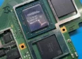 GPU Nintendo Switch 2 - Primo piano della GPU Nvidia sulla scheda madre Nintendo Switch 2, che mostra il processore grafico e i chip di memoria su un PCB verde.