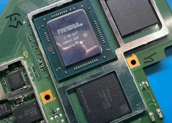 GPU Nintendo Switch 2 - Primo piano della GPU Nvidia sulla scheda madre Nintendo Switch 2, che mostra il processore grafico e i chip di memoria su un PCB verde.