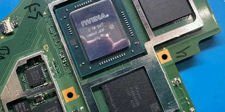 Carte graphique Nintendo Switch 2 : performances par rapport à la RTX 2050 ⚡ 3 GPU Nintendo Switch 2 - Gros plan du GPU Nvidia sur la carte mère Nintendo Switch 2, montrant le processeur graphique et les puces mémoire sur un PCB vert.