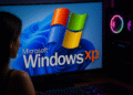 Modo de compatibilidade do Windows 11: monitor do Windows 11 mostrando o logotipo do Windows XP, ilustrando a execução de programas mais antigos no PC.