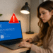 Windows の通知:無視するとすべてが失われる 🔥 6 Windows 通知 - Windows 通知が表示されるラップトップを使用している人: ブルー スクリーン オブ デス (BSOD) と赤色の警告アイコン、PC の再起動が必要なシステム障害。