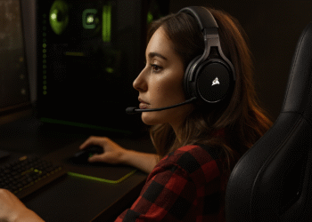 Optimalisatie van grafische drivers: +40 % FPS met één update. 15 Optimalisatie van grafische drivers: een vrouwelijke pc-gamer die een headset draagt en voor een game-pc zit, optimaliseert de grafische driver en GPU-instellingen om FPS en prestaties te verbeteren.