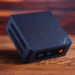 Warum ein NUC oder Mini-PC ideal für Ihr Heimlabor ist: Starten Sie noch heute! ⚡ 10 Warum ein NUC oder Mini-PC ideal für Ihr Heimlabor ist – Ein Mini-PC im NUC-Stil auf einem Holzschreibtisch; ein kompaktes Gerät mit geringem Stromverbrauch, USB-Anschlüssen an der Vorderseite und Belüftung, ideal für Ihr Heimlabor.