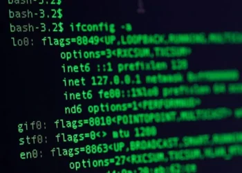 Serwer Linux bez interfejsu graficznego z konsolą bash: ifconfig wyświetla konfigurację sieciową i adresy IPv4/IPv6.