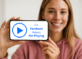 Facebook 视频 - 一名女子手持智能手机并显示解决方案信息：如何修复无法播放或加载的 Facebook 视频。