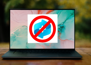 Windows 리콜: 개인 정보 보호를 위한 3단계 ⚠️ 18 Windows Recall - Windows 11 노트북에 취소선이 그어진 Windows Recall 아이콘이 표시되어 있으며, 개인 정보 보호 및 보안 문제로 인해 Windows Recall을 비활성화하는 방법을 나타냅니다.