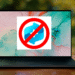 Windows Recall - Laptop com Windows 11 mostrando um ícone do Windows Recall riscado, simbolizando como desativar o Windows Recall por motivos de privacidade e segurança.