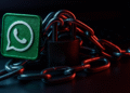 WhatsApp sécurisé : le logo WhatsApp sécurisé par une chaîne et un cadenas, symbole de sécurité, de cryptage et de confidentialité, protégeant les discussions avec une vérification en deux étapes.