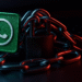 Sicheres WhatsApp: 5 schnelle Schritte, um nicht ausspioniert zu werden 🔒 70 Sicheres WhatsApp: Das WhatsApp-Logo ist mit einer Kette und einem Vorhängeschloss gesichert, ein Symbol für Sicherheit, Verschlüsselung und Privatsphäre, das Chats mit einer zweistufigen Verifizierung schützt.