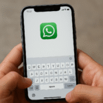 قم بإيقاف التصحيح التلقائي الآن: اكتب بحرية في دقيقة واحدة ⏱️🔥 تعطيل التصحيح التلقائي على iPhone: شاشة WhatsApp مع لوحة المفاتيح مفتوحة، خطوات تعطيل التصحيح التلقائي على لوحة المفاتيح على iOS.