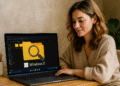 Windows 11 Preview op een laptop: Verkenner in de donkere modus met een map en vergrootglas; een vrouw die thuis aan haar bureau op haar pc zit.