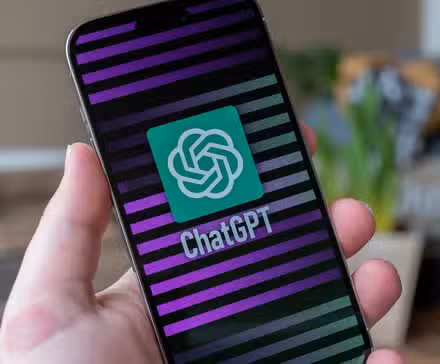 iPhone上のChatGPTロゴの詳細