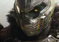 Doom The Dark Ages 지속 시간 - 비디오 게임 Doom The Dark Ages에 등장하는, 빛나는 노란 눈과 모피 안감이 달린 어깨 갑옷이 달린 정교한 헬멧을 쓴 미래형 갑옷 전사의 클로즈업.