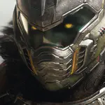 Duración Doom The Dark Ages - Close-up of a futuristic armored warrior wearing a detailed helmet with glowing yellow eyes and fur-lined shoulder armor from the video game Doom The Dark Ages.