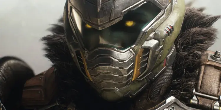 Duración Doom The Dark Ages - Close-up van een futuristische gepantserde krijger met een gedetailleerde helm met gloeiende gele ogen en met bont gevoerde schouderpantsering uit de videogame Doom The Dark Ages.