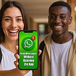 Leer sin ser visto - Joven mostrando en su móvil un truco de WhatsApp para leer mensajes sin ser visto, con pantalla verde y notificación, guía sobre cómo leer mensajes de WhatsApp sin abrir la app.