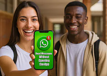 Czytanie bez bycia widzianym - Młody mężczyzna pokazuje na swoim telefonie sztuczkę WhatsApp, która pozwala czytać wiadomości bez bycia widzianym, z zielonym ekranem i powiadomieniem. Poradnik, jak czytać wiadomości WhatsApp bez otwierania aplikacji.