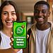 Membaca tanpa terlihat - Pria muda menunjukkan trik WhatsApp di ponselnya untuk membaca pesan tanpa terlihat, dengan layar hijau dan notifikasi, panduan tentang cara membaca pesan WhatsApp tanpa membuka aplikasi.