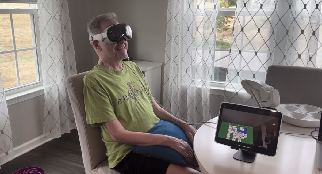 ALS hastası Mark Jackson, Synchron'ın beyin bilgisayar arayüzü implantının yardımıyla bir Apple Vision Pro sanal gerçeklik başlığını kontrol ediyor.