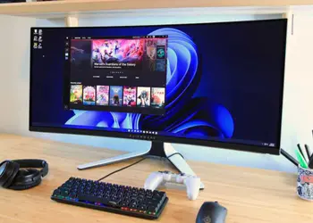 Top Monitores Gaming 🔥 Descubre los mejores 6 modelos para máximo rendimiento 💻 2 Top Gaming Monitors - Alienware ultrawide gaming monitor on desktop, with RGB mechanical keyboard, headset and controller; gamer setup for Windows 11 PC.