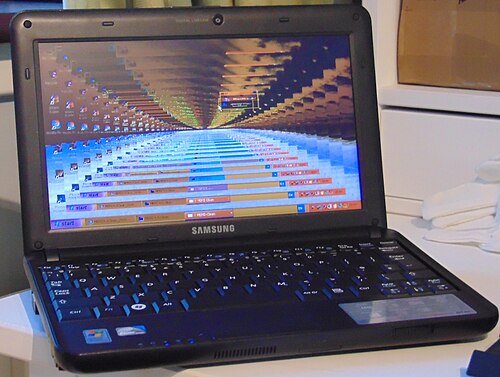 Virus MEMZ: 3 trucos para frenar el daño ¡ya! ⚠️ 3 Virus MEMZ: pantalla de portátil Samsung con efecto túnel y glitches en Windows, cómo evitar el borrado total del sistema en 3 minutos.