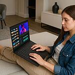 Autonomía Total - Mujer trabajando cómodamente en el sofá con un portátil de larga duración editando video, ilustrando la guía rápida para conseguir autonomía total en un ordenador portátil incansable.