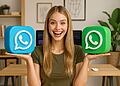 Color de Chat WhatsApp Transforma tus mensajes al instante ✨ 29 Couleur des discussions WhatsApp - Une femme souriante tient deux grandes icônes WhatsApp 3D bleues et vertes, illustrant la possibilité de changer la couleur des discussions WhatsApp sur votre mobile.