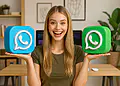 WhatsApp-Chatfarbe – Eine lächelnde Frau hält zwei große 3D-WhatsApp-Symbole in Blau und Grün, die das Ändern der WhatsApp-Chatfarbe auf Ihrem Mobiltelefon veranschaulichen.