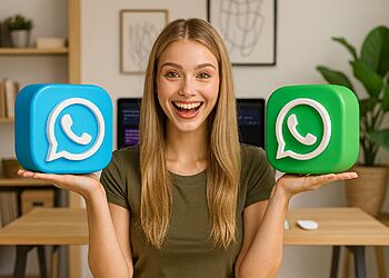 สีแชท WhatsApp - ผู้หญิงยิ้มถือไอคอน WhatsApp 3 มิติขนาดใหญ่ 2 อันเป็นสีน้ำเงินและสีเขียว แสดงให้เห็นถึงการเปลี่ยนแปลงสีแชท WhatsApp บนมือถือของคุณ