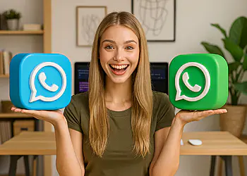 Color de Chat WhatsApp Transforma tus mensajes al instante ✨ 18 Kolor czatu WhatsApp — uśmiechnięta kobieta trzyma dwie duże, trójwymiarowe ikony WhatsApp w kolorze niebieskim i zielonym, ilustrujące zmianę koloru czatu WhatsApp na Twoim telefonie komórkowym.