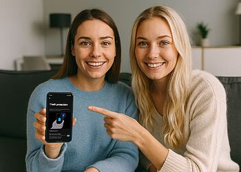 Protección contra Robo Activa el modo antirrobo oculto 🔐✨ 1 盗難防止 - 2 人の女性が Android スマートフォンの「盗難防止」オプションを示し、盗難防止とデバイスのロックのためのセキュリティ トリックを説明しています。