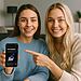 Proteção contra roubo - Duas mulheres mostram a opção "Proteção contra roubo" em um telefone Android, ilustrando um truque de segurança para proteção contra roubo e bloqueio do dispositivo.
